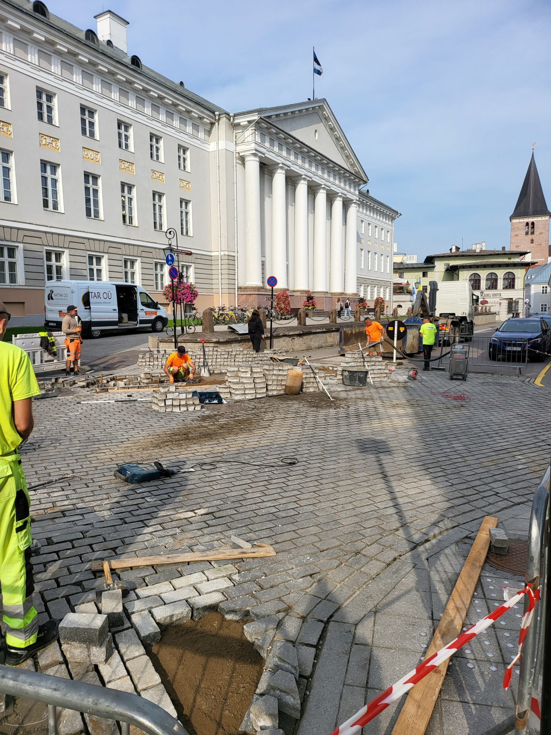 Graniitkivi panek Tartu Ülikooli peahoone ees. Tööd on lõpetamisel ja panna on veel paar kivi.